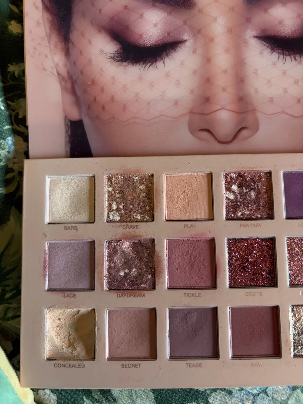 HUDA BEAUTY nude palette, gently used excellent pigment with box